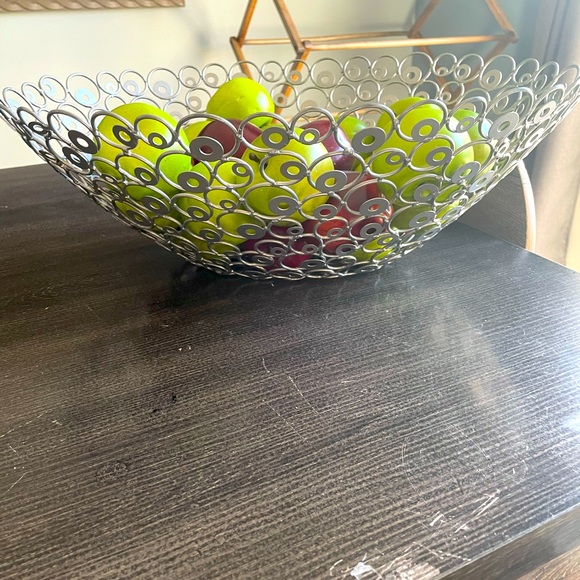 Large display bowl with apples. - Picture 2 of 3